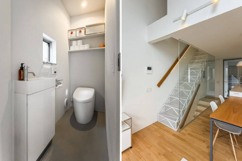<b>左・</b>トイレは1階と2階に配されています。写真は2階のトイレスペースですが、どちらも小窓付きです。／<b>右・</b>階段は格子状のシースルータイプなので圧迫感がなく、光も風もすーっと通り抜けます。