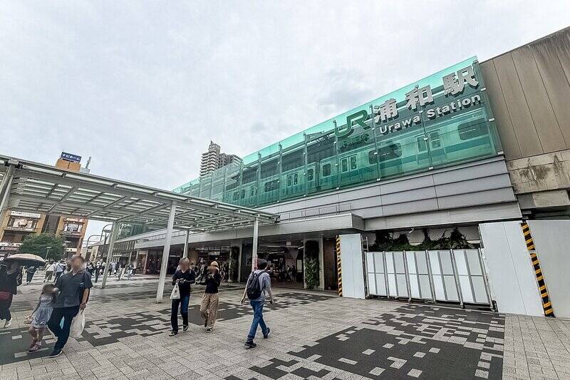 JR湘南新宿ライン、京浜東北・根岸線、高崎線、東北本線が乗り入れる「浦和」駅。乗り換えなしで「大宮」駅までは約6分、「池袋」駅までは約18分でアクセス可能。そのほか「上野」「新宿」「東京」「渋谷」の各駅へも、乗り換え不要かつ30分以内でスムーズに移動できます。この交通利便性はありがたすぎる……！