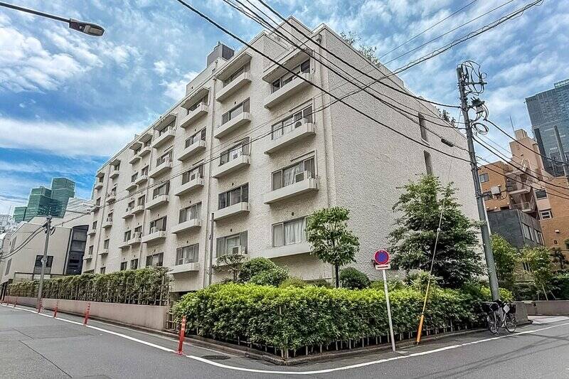 最寄りの東京メトロ千代田線「赤坂」駅から徒歩4分。活気に溢れる駅前から一歩奥に入ると、落ち着いた空気感が漂うエリアが広がっています。今回ご紹介する物件は、かつて勝海舟の邸宅があったことでも知られる「本氷川坂」の近くに立地するマンションの一室です。
