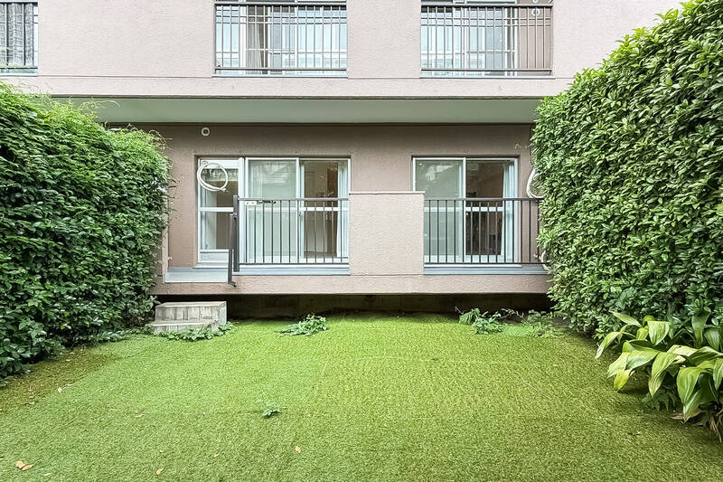 左右は背の高い植栽で目隠しされており、隣の住戸の視線は気になりません。