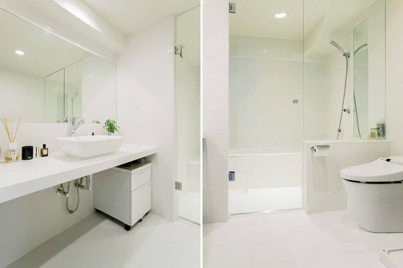 洗面室とトイレが一体となった、シンプルな水まわり。ミラーやガラス建具のシャープな意匠と、白で統一された空間から、洗練された雰囲気を感じます。ゆとりある広さが確保されていて、身支度がしやすそうです◎