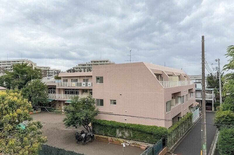 周辺に高い建物がないため、空が開けていますね! なお、正面には幼稚園があるので、日中は子どもの声がよく聞こえてきました。その点は現地でご確認いただきたいポイントです。