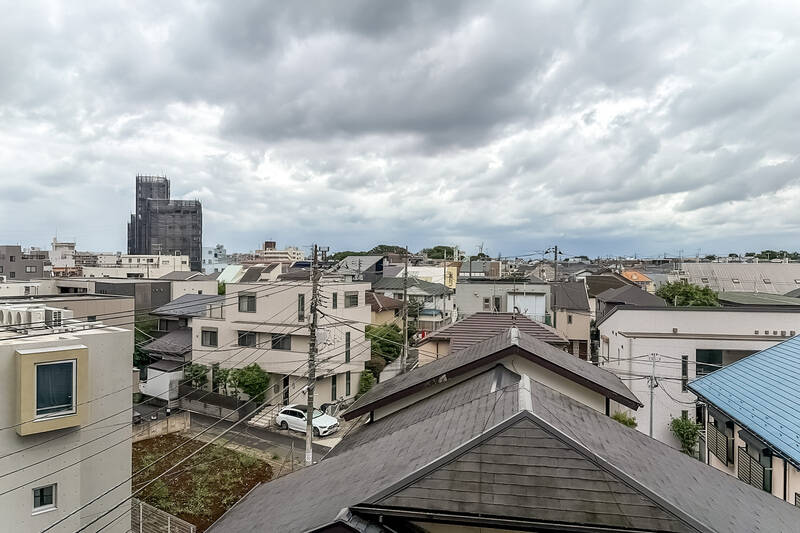 所在は4階ながら、低層住宅街の方が高台になっているため体感としては少し低く感じます。それにしてもこの開けた空！ 視界を遮るものはありません。