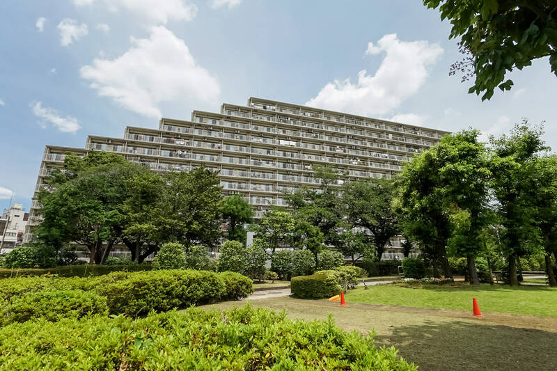 今回ご紹介するマンションは、1978年築・総戸数270戸のビッグコミュニティ。西武新宿線「下落合」駅から徒歩1分（駅南口のすぐ隣）という、超駅チカの住まいです。す、すごい……こんなの初めてカモ！