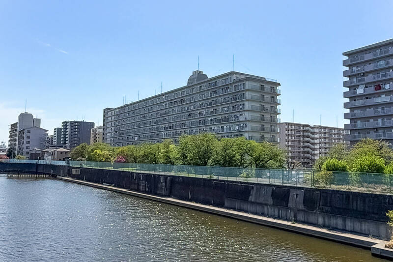 「東大島」駅から歩くこと10分。旧中川に面して建つ、1982年築、総戸数308戸のビッグコミュニティに到着です。毎月の共益費は比較的抑えられていますが、長期修繕計画に基づき、計画的な維持管理が行われています。