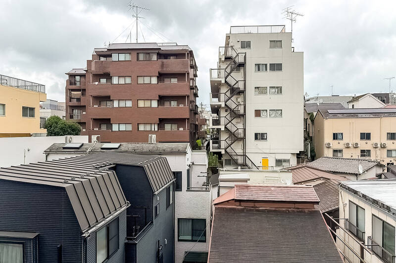周辺は建物が密集していますが、圧迫感は抑えられています。