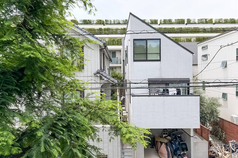 正面には戸建て住宅が並びます。道路分の距離が取れているため、圧迫感はそこまでありません。左手に見えるグリーンが、景色にやさしい彩りをプラス。
