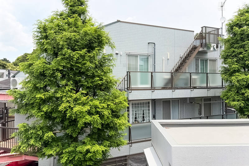 正面にある建物はバルコニーに対して斜めに建っているため、視線が重なりにくい印象です。