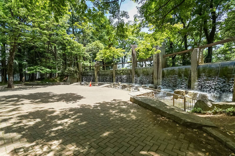 東京メトロ丸の内線「東高円寺」駅のすぐ隣に広がる、旧蚕糸試験場を整備した「蚕糸の森公園」。生き生きとした樹々と水のせせらぎを楽しめる癒しスポットです。ご紹介の物件へは、駅からこの公園を通り抜けてアクセスします。（徒歩5分）
