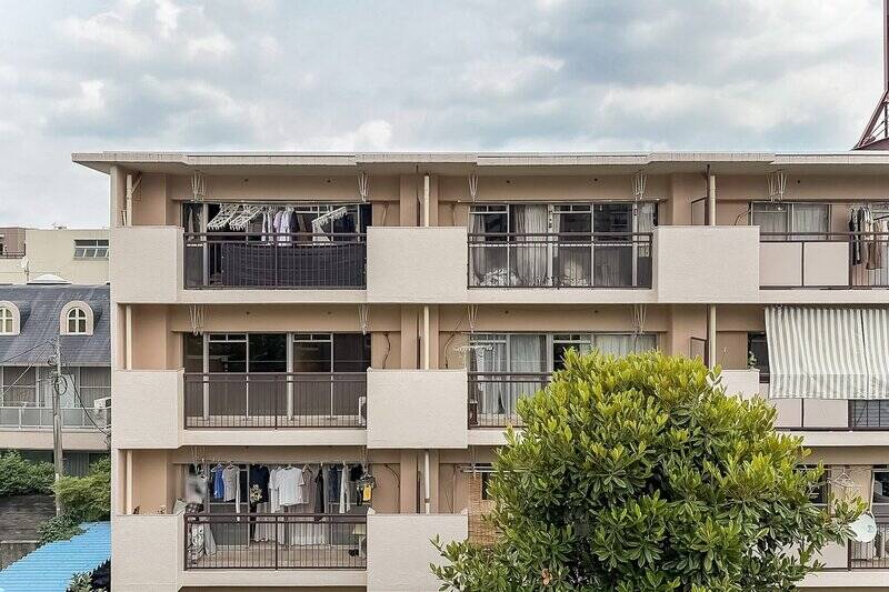 正面には共同住宅が建っています。少し距離がありますが、視線が気になる場面はありそう。その点は現地でご確認くださいね。
