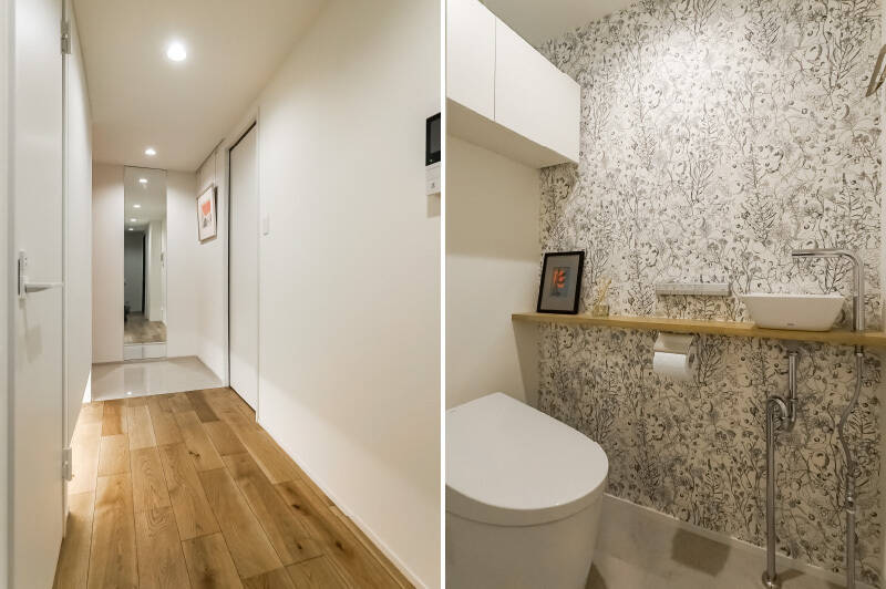 廊下からトイレにアクセス。トイレは植物モチーフの壁紙がアクセントに。手洗い器付きです。