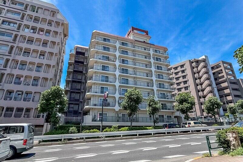 1977年竣工・総戸数61戸。丸みのあるフォルムと赤い屋根が愛らしい、いいお顔立ちです。