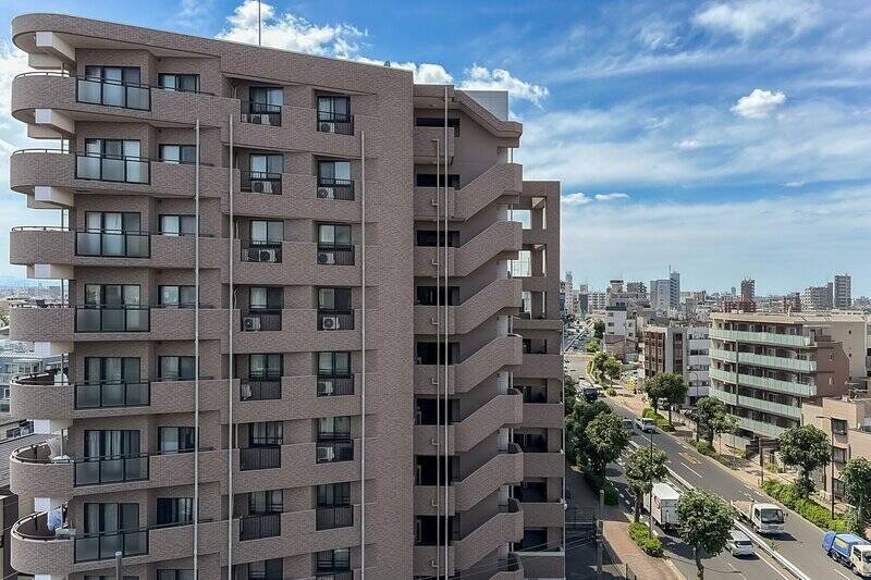 北西側からは環七通りを見下ろせます。正面には建物が建っているため、視線の抜けは限定的です。