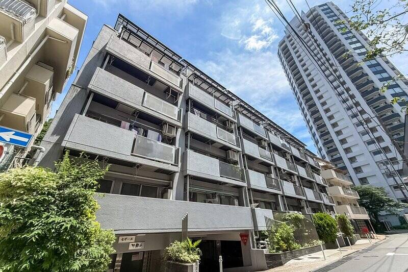 1979年に竣工した総戸数87戸のマンション。エントランスは美しく整備され、オートロックや防犯カメラも設置済みでセキュリティ面に安心感があります。