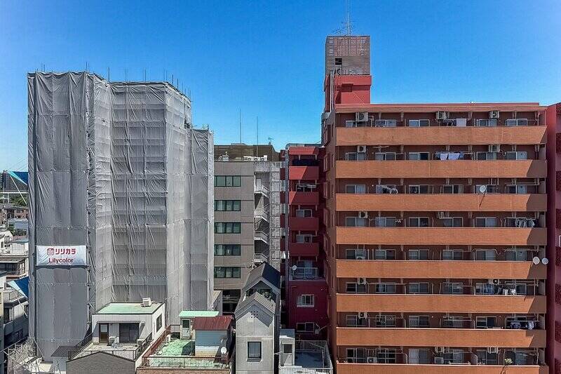 正面には建物がありますが、片側3車線の道路を挟んでいるため、圧迫感はそこまで感じません。車の走行音の聞こえ方は現地で確認しておきたいポイント。