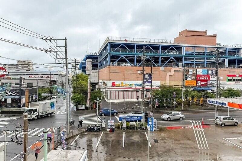 マンションの前にはガソリンスタンドがあり、その先にはご紹介した大型ショッピングモール「SHOPS（ショップス）」が。建物とは一定の距離が確保されているため、圧迫感は抑えられています。