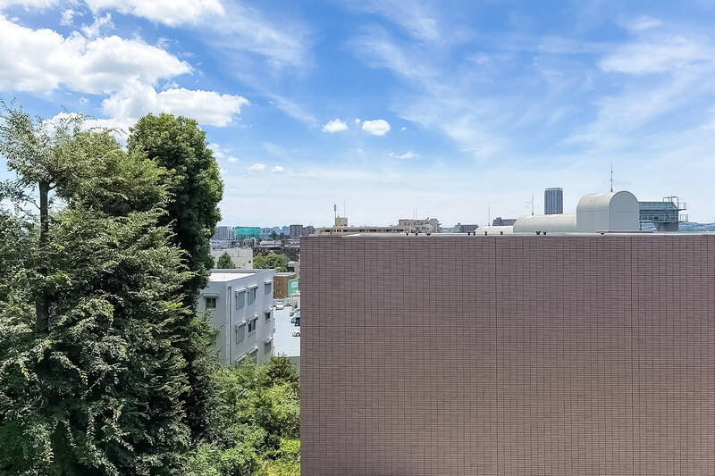 バルコニーからの眺望はこちら。正面のマンションとは窓が面しておらず、視線が気になりません。たっぷりと空を仰いじゃいましょう。