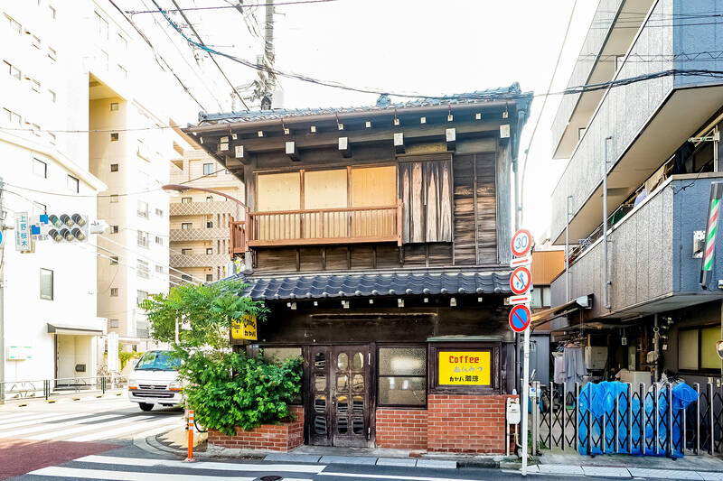 “谷根千” を代表する人気店のひとつ、古民家カフェ「カヤバ珈琲」。大正5年創業の老舗で、店内にはどこか懐かしい空気が流れています。（徒歩1分）