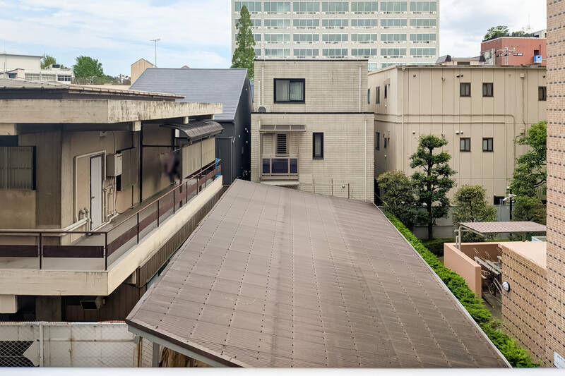 マンションの前には低層の住宅が並びます。視線の感じ方については、現地でご確認いただきたいポイント。