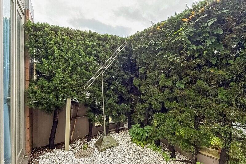 サンルームのガラス戸を開けると専用庭が！