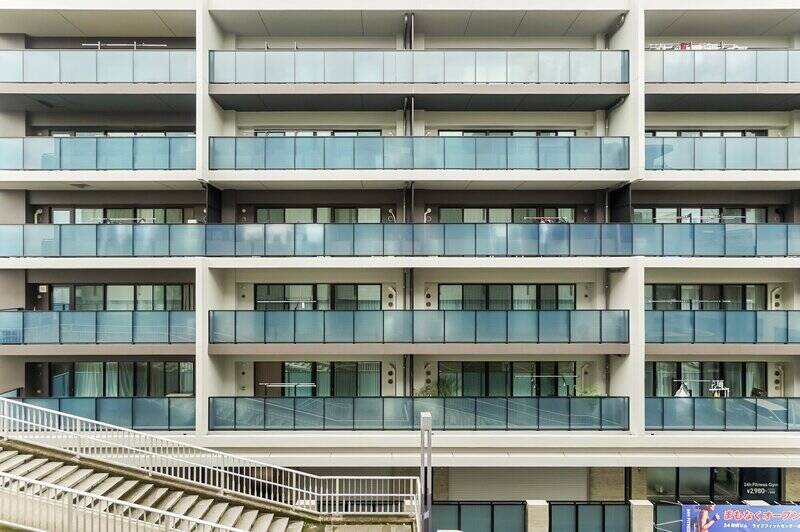 正面にはマンションが建っており、少し視線が気になるカモ？ 実際の視線の感じ方は現地でご確認ください。
