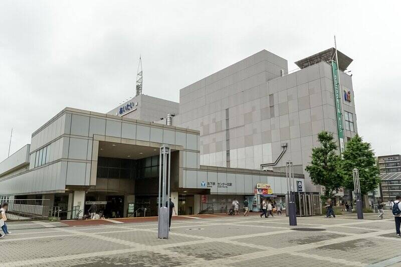 今回ご紹介するのは、横浜市営地下鉄ブルーライン・グリーンライン「センター北」駅から徒歩4分の物件。駅周辺には大型商業施設が集まっており、お買い物環境が充実しているのはうれしい要素になるはず。