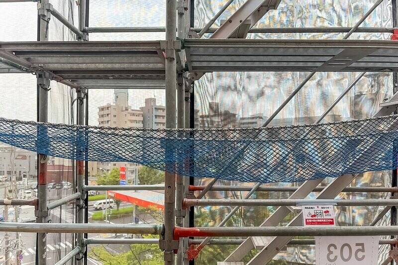 LDKのバルコニーからもほぼ同じ景色。幕がかかっていて分かりにくいですが、少し先に第一京浜が走っています。