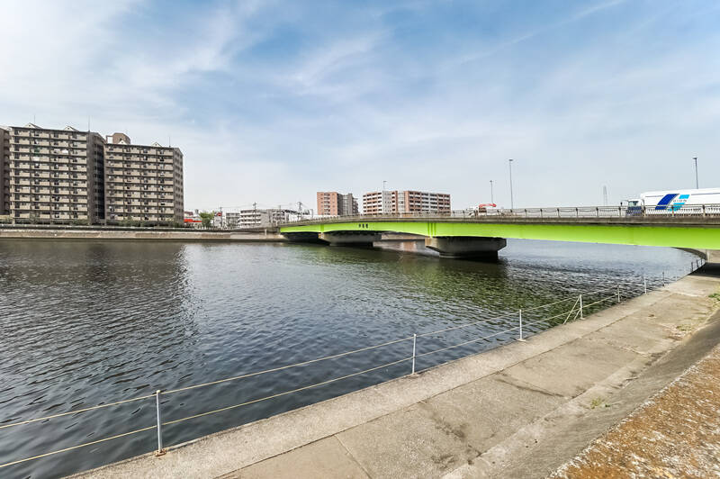 穏やかな水面がなんとも落ち着く「鶴見川」(徒歩6分)。マンションの最寄りは京急本線の「鶴見市場」駅です(徒歩2分)。
