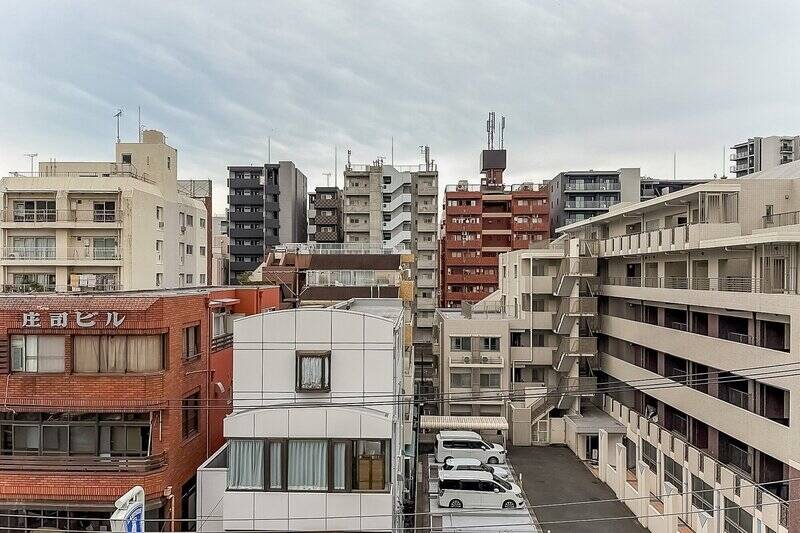 手前の建物たちは背が低く、奥が高くなっているのがこれまたイイ。日差しを遮るものはありません。