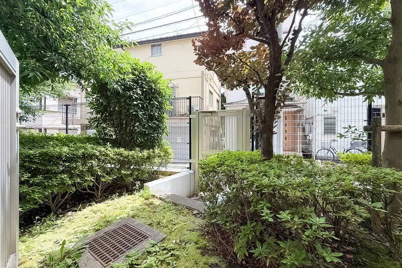 植栽が目隠しとなり外からの視線がやわらかく遮られていて、プライバシーを守りやすそう。鍵付きの扉で道路から出入りが可能な構造になっているので、このあたりは現地でもご確認くださいね。