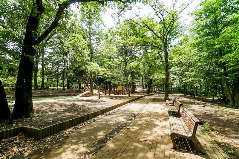 約12 haもの広さを誇る「林試の森公園」まで徒歩3分。林業試験場の跡地を整備した公園で、都心とは思えないほど豊かな緑に覆われています。そんな環境が身近なマンションの一室を、今回カウカモがプロデュースしました。