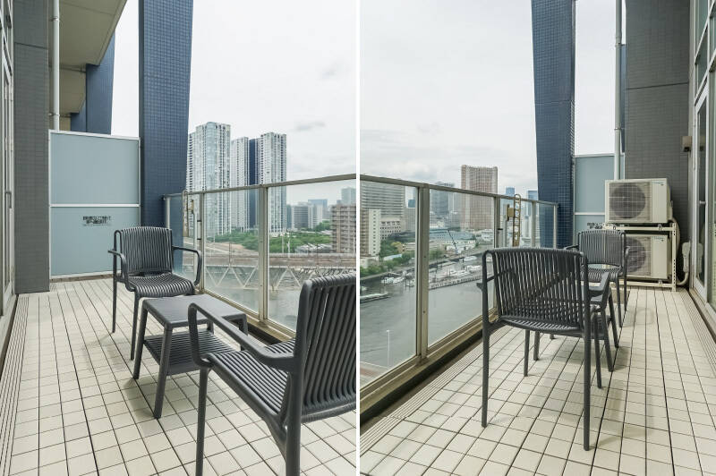 奥行きに余裕があるバルコニー。休日の晴れた日には、写真のようにテーブルセットを出して、運河を眺めながらゆったりモーニングを楽しみたいですね。
