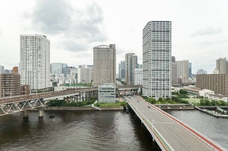 右手には「港南大橋」、左手には線路が見える運河沿いの眺望。水辺の穏やかな表情を楽しめます。