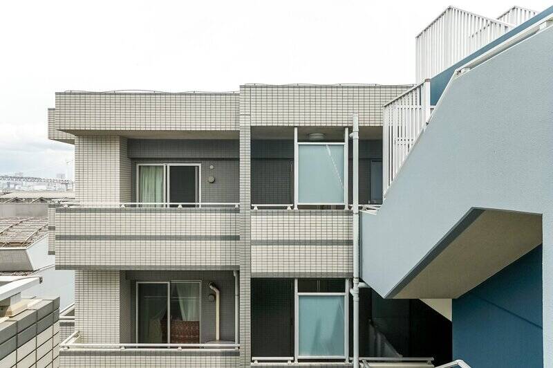 洋室Bの窓からセカンドバルコニーにアクセス可能です。別住戸のバルコニーと向かい合わせになっていますが、左へ顔を向けると運河をチラリと望めますよ。