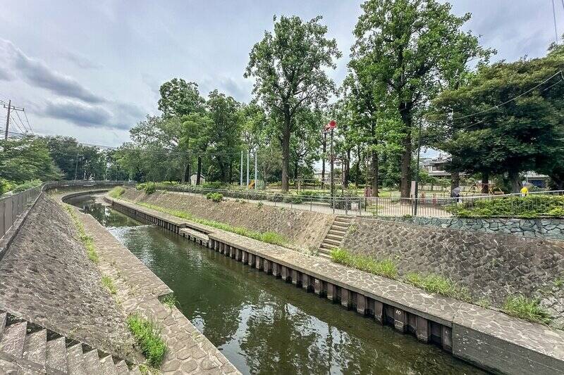 今回の物件は、「善福寺川」に沿って帯状に続く「善福寺川緑地」（徒歩2分）がご近所。四季の変化を楽しめる木立と子どもの広場が点在し、地域の方々に親しまれる憩いのオアシスです♡