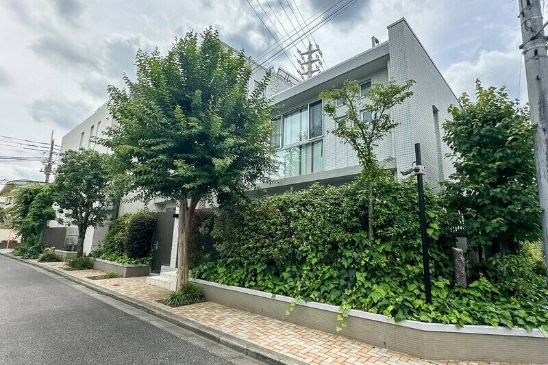 地上3階建・総戸数14戸。豊かな植栽に彩られた、スタイリッシュなマンションです。