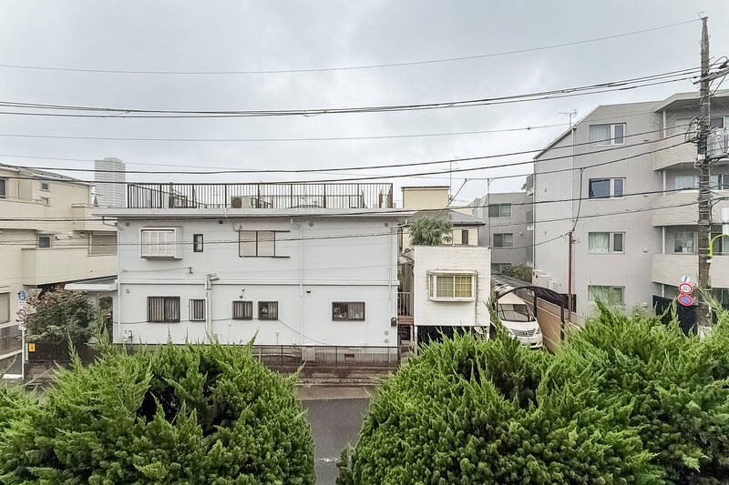 正面の建物とは距離があるので、視線はそこまで気にならない印象。周辺に日差しを遮る建物がないので、日当たりはよさそうですね！