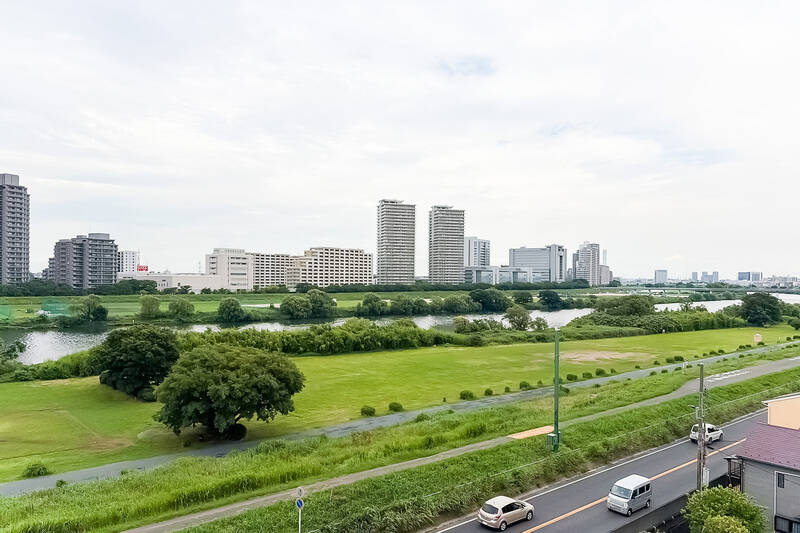 ・バルコニーからは、多摩川と豊かな緑、そして空が望めるのびやかな景色が広がります<p>・東向きなので、朝日を眺めることができます&nbsp;</p><p>・広めのバルコニーには水栓が備わっていて、お掃除や植物への水やりに便利</p><p>・河川敷はペットとのお散歩にもGOOD！</p>