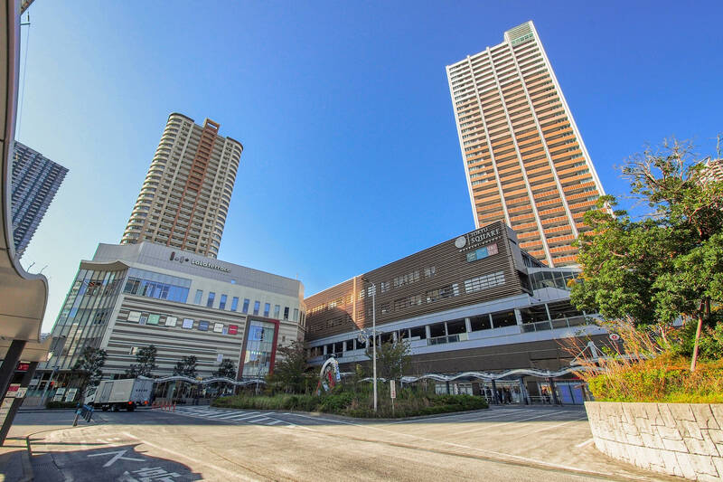 <p>・JR南武線・横須賀線・湘南新宿ライン、東急東横線・目黒線「武蔵小杉」駅徒歩14分／南武線「向河原」駅徒歩9分</p><p>・武蔵小杉エリアには、「グランツリー武蔵小杉」（徒歩17分）などショッピング施設が充実し、子育て世帯には心強い味方！</p>