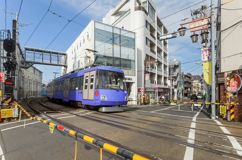 「三軒茶屋」駅と「下高井戸」駅を結ぶ東急世田谷線。ちょうど沿線の中間あたりに位置する「上町」駅が今回ご紹介する物件の最寄りです。（徒歩6分）