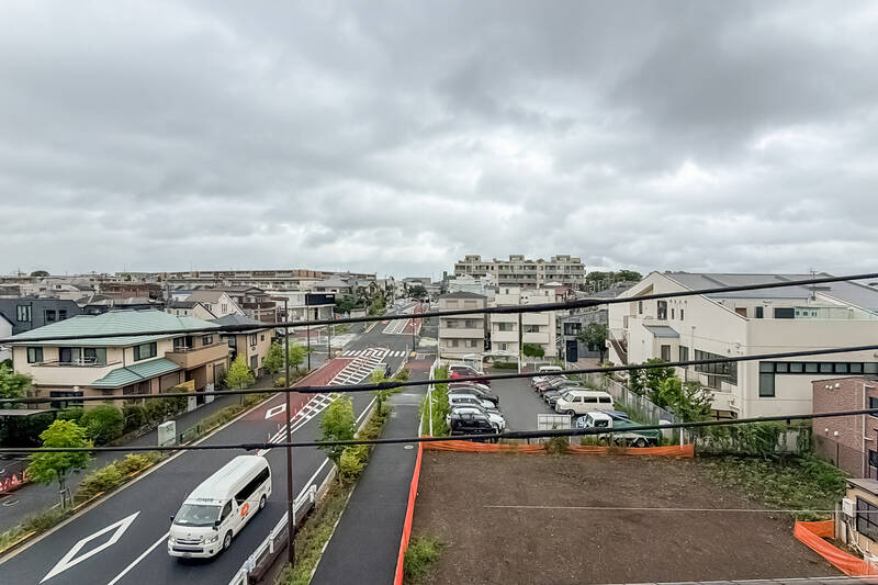 北側には高い建物はなく、遠くまで視線が抜ける眺め。2026年6月時点、目の前の敷地は更地ですが、今後建物が建つなど周辺環境が変わる可能性があります。