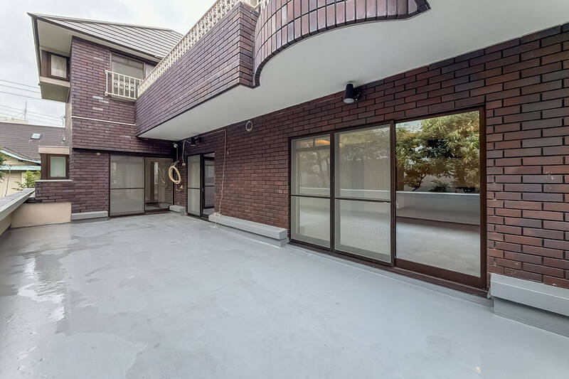 今回の住戸は、約19㎡のルーフバルコニー付き。お天気のいい日は、テーブルセットを出してコーヒーを飲んだり本を読んだり……。外時間を気軽に楽しめそうです♪