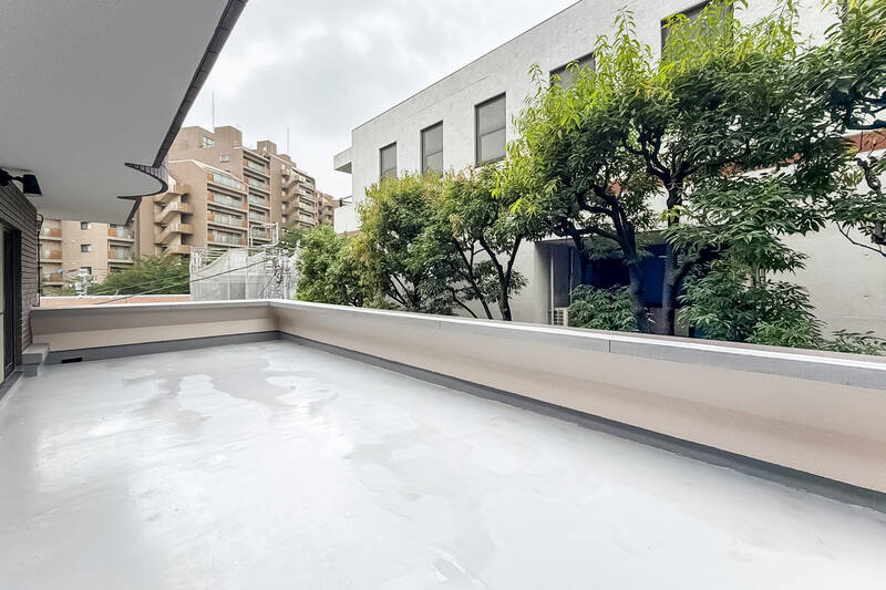 正面には、建物と仕切るようにグリーンが広がっています。