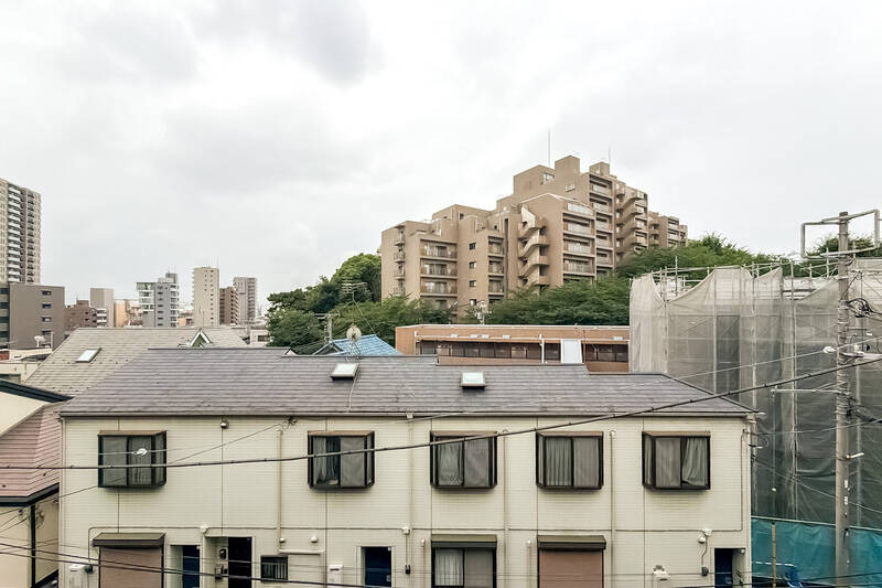 こちらは南西側の眺望。周辺には建物が並んでいますが、圧迫感は抑えられている印象です。