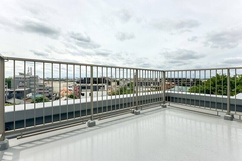 広さは16.6㎡、つまり約10帖。低層住宅街の中なので、こんなにも空が広く見えます!