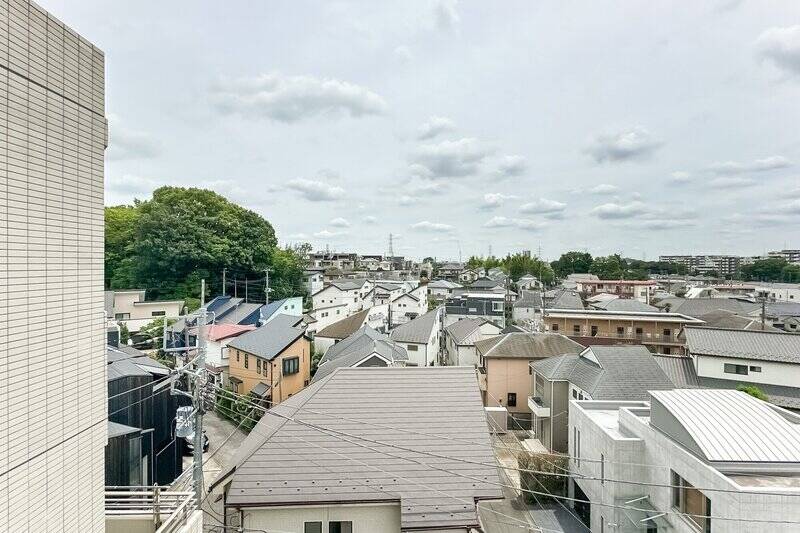 南東側にもバルコニーがあり、こちらも低層住宅街を望む気持ちのいい眺め。
