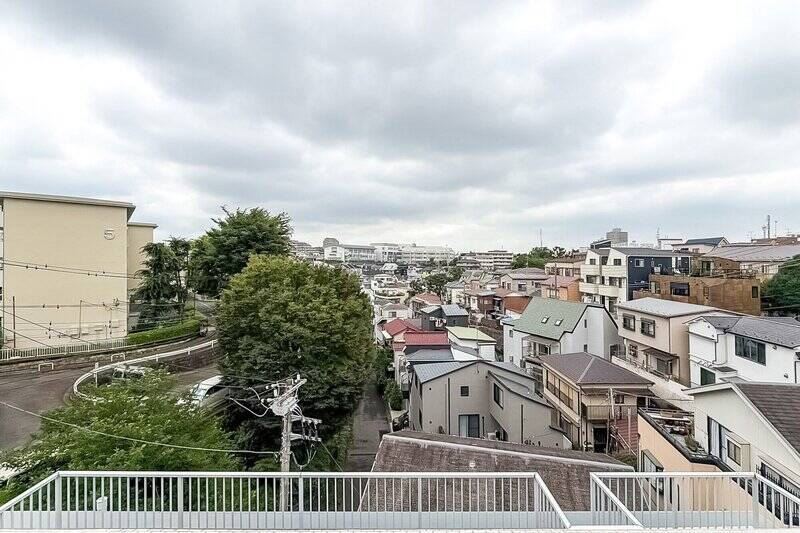 周辺には戸建てを中心に比較的低めの建物が並び、遠くまで視界が抜ける開放的な眺めが広がります。