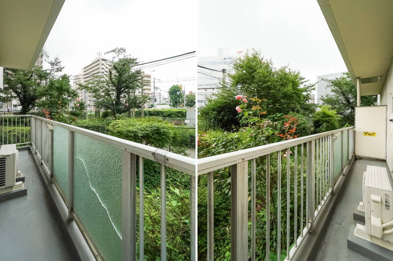 住戸のバルコニーは北西向き。目の前が線路なおかげで、1階の住戸ながら、晴れた日には午後の陽射しがしっかり入りそうです。ただし遊歩道との距離が近いため、目隠しする工夫は必要かもしれません。