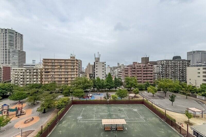 広く開けている空と見事なパークビュー。眼下には春に桜が咲き誇る「東品川公園」があり、ピンクに染まる眺めを楽しめますよ！