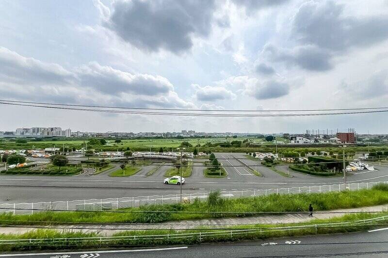 正面には自動車教習所、その奥には「多摩川二子橋公園」が広がっており、眺望はスパーンと抜けています。